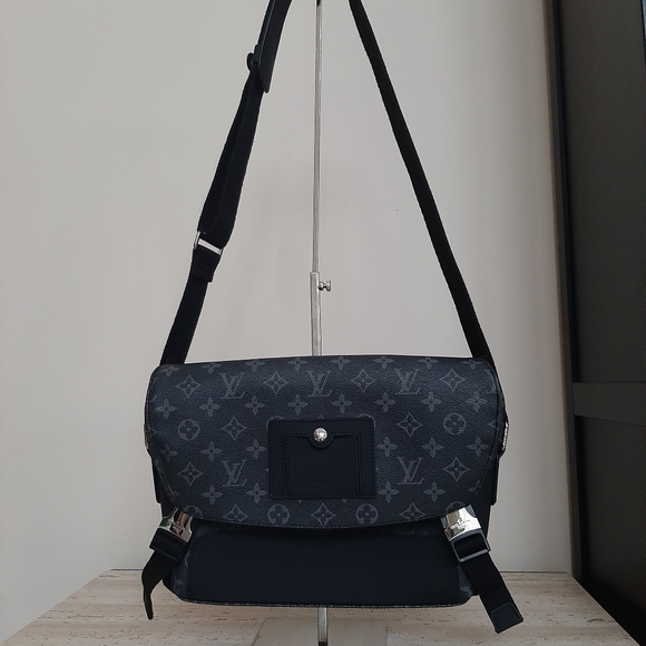 Louis Vuitton Messenger Monogram Eclipse Voyage PM - Picture 3 of 16